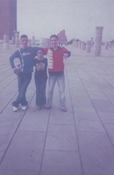 Je suis avec  ma soeur et mon frere